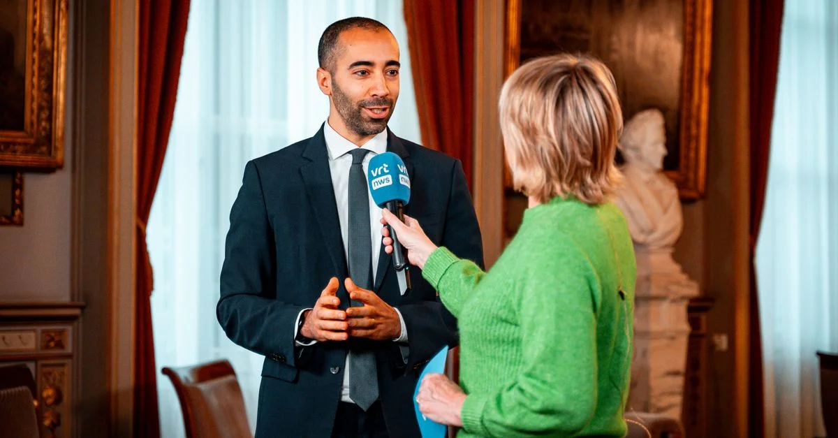 Un journaliste interviewe un professionnel dans un cadre formel, mettant en lumière l'interaction avec les médias.